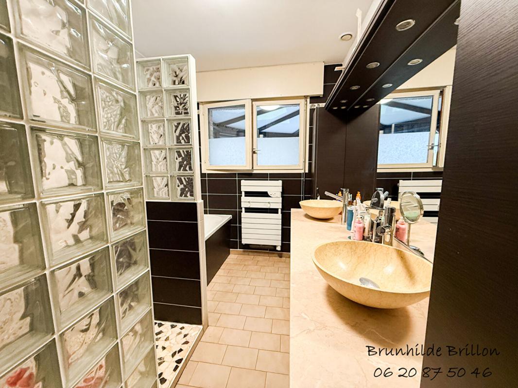 VIMY Proximité Vimy, pavillon 145M² en semi plain pied, 4 chambres, bureau 9