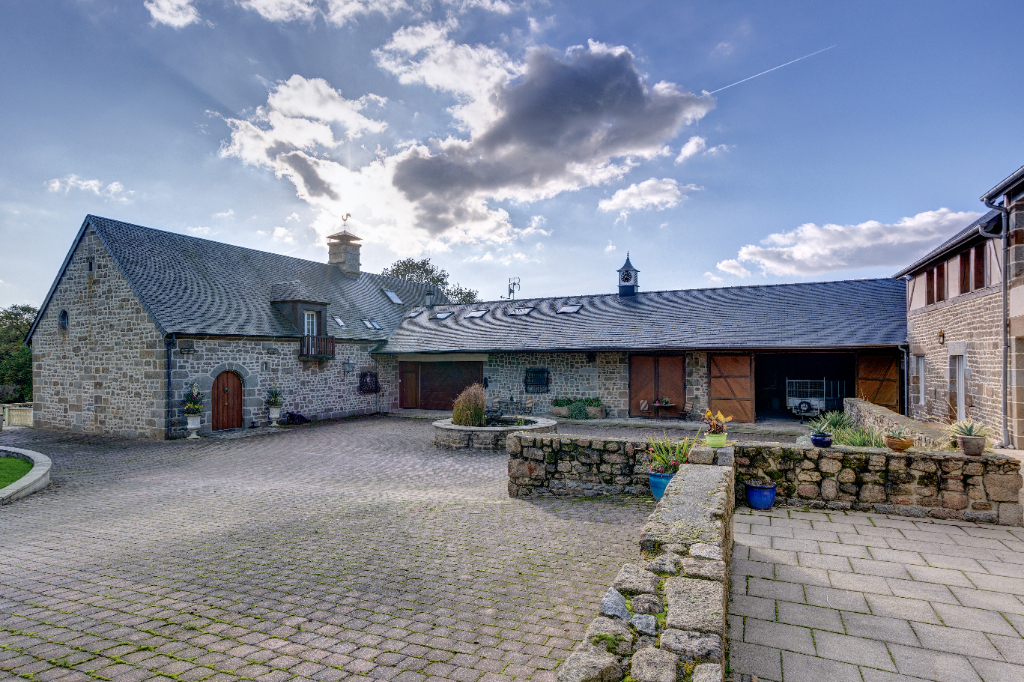 Vente Demeure 654 m² SAINTMICHELDEMONTJOIE (50670)