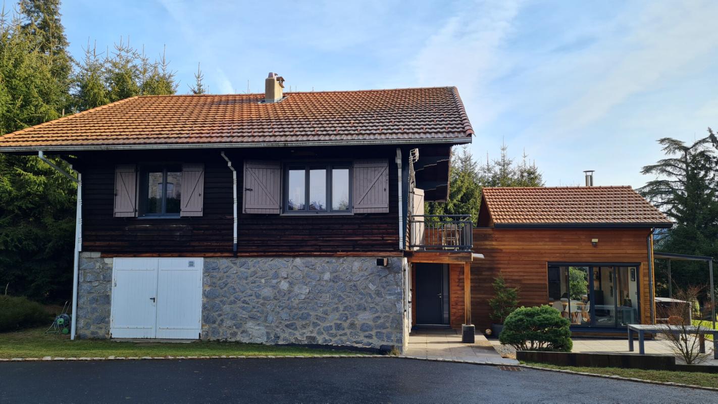 SAINT-GENEST-MALIFAUX En exclusivité Saint Genest Malifaux 42660 maison type chalet exposé Sud entièrement rénové entre 2016 et 2017 plus extension de 2017 150m² habitables 3 chambres sur 1876m² de terrain 14