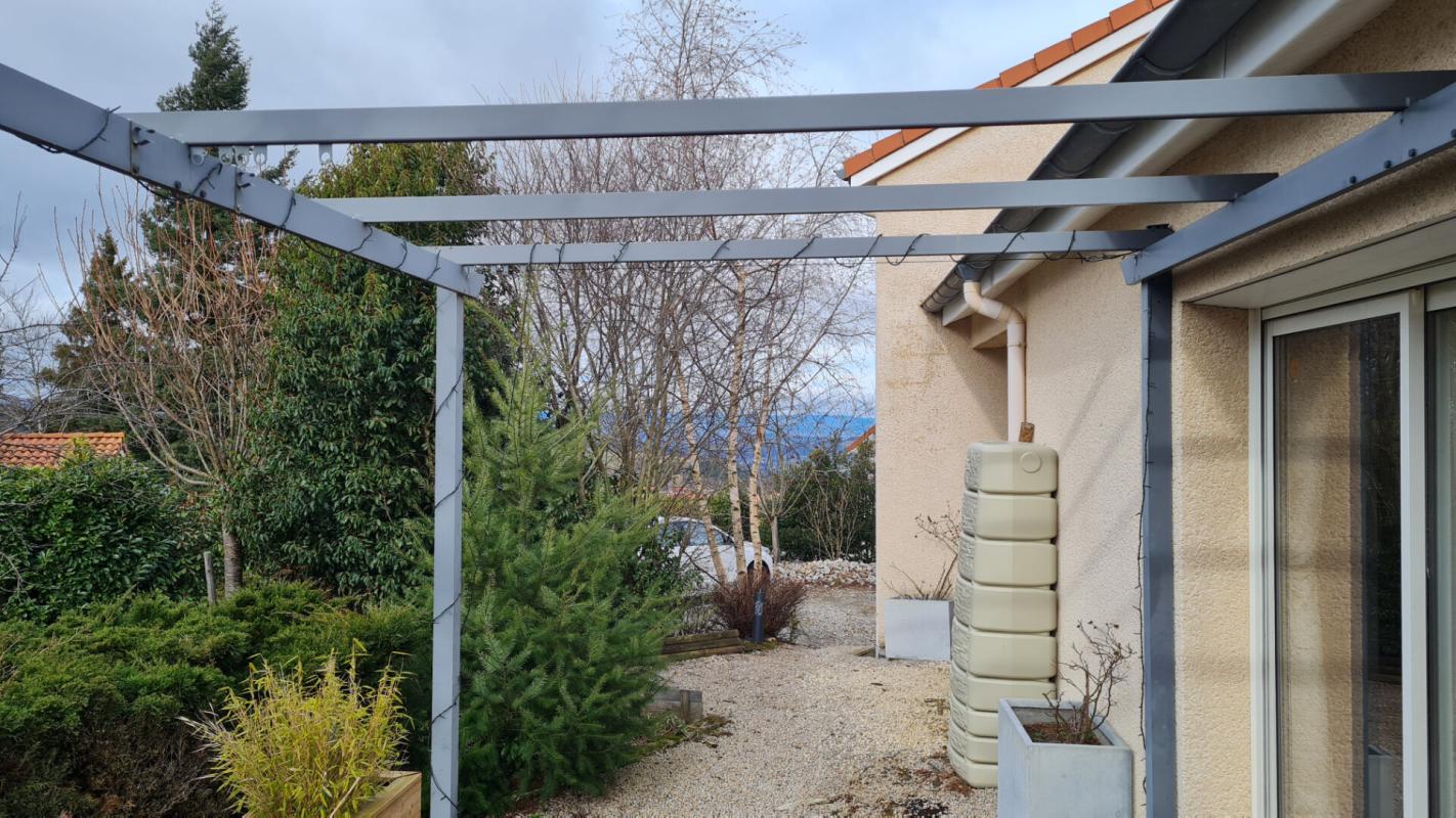 SAINT-ROMAIN-LES-ATHEUX EN EXCLUSIVITE SAINT ROMAIN LES ATHEUX 42660 maison contemporaine en demi-niveaux 89m² habitables 3 chambres sur 970m² de terrain 15