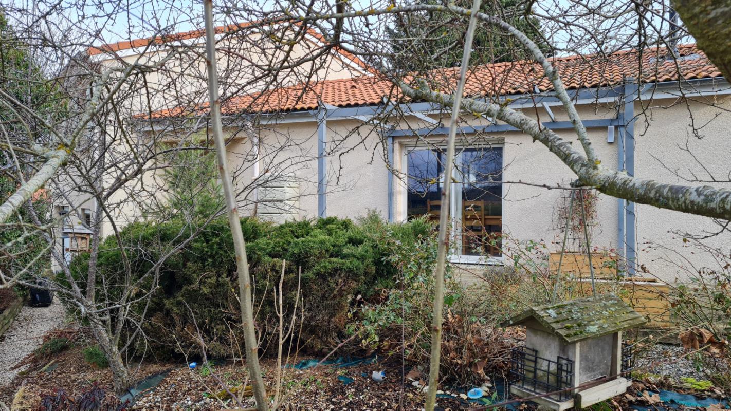 SAINT-ROMAIN-LES-ATHEUX EN EXCLUSIVITE SAINT ROMAIN LES ATHEUX 42660 maison contemporaine en demi-niveaux 89m² habitables 3 chambres sur 970m² de terrain 16