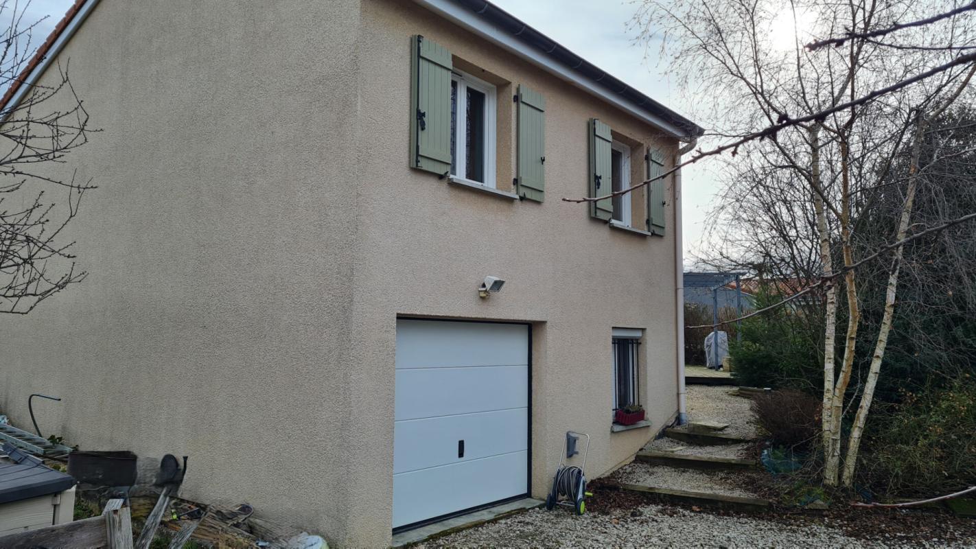 SAINT-ROMAIN-LES-ATHEUX EN EXCLUSIVITE SAINT ROMAIN LES ATHEUX 42660 maison contemporaine en demi-niveaux 89m² habitables 3 chambres sur 970m² de terrain 17