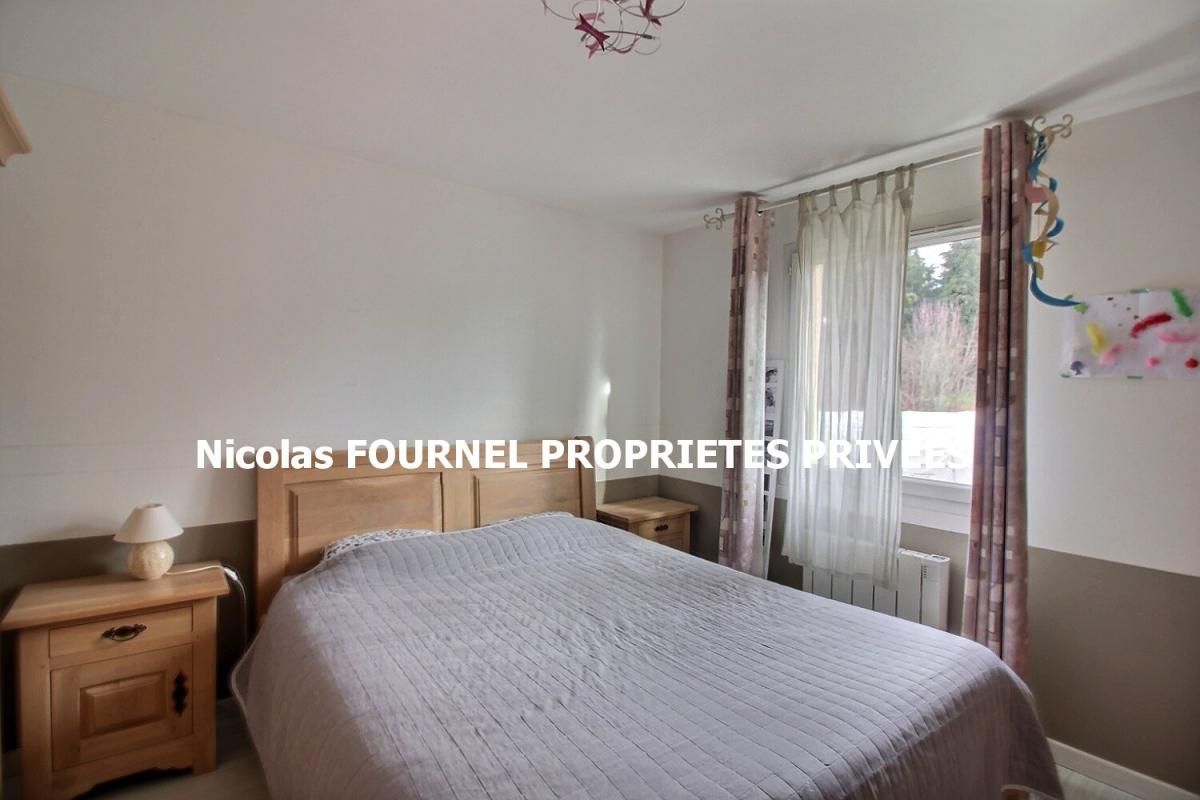 SAINT-ROMAIN-LES-ATHEUX EN EXCLUSIVITE SAINT ROMAIN LES ATHEUX 42660 maison contemporaine en demi-niveaux 89m² habitables 3 chambres sur 970m² de terrain 6