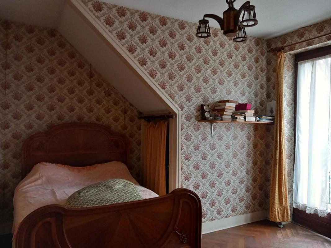 DUNIERES Dunières 43220 immeuble élevé sur caves comprenant trois niveaux plus combles aménageables sur 1148m² de terrain 10