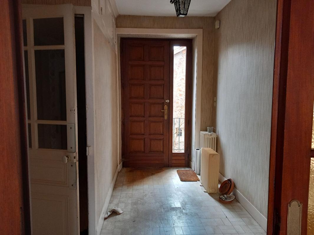 DUNIERES Dunières 43220 immeuble élevé sur caves comprenant trois niveaux plus combles aménageables sur 1148m² de terrain 11