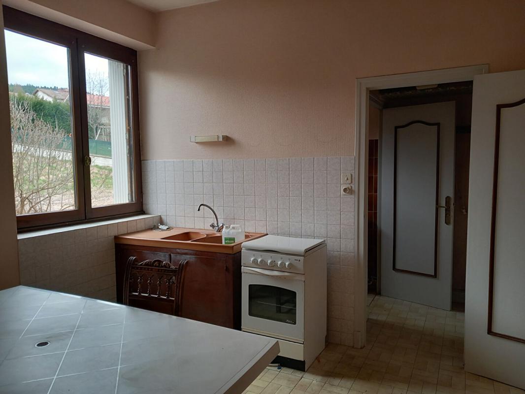 DUNIERES Dunières 43220 immeuble élevé sur caves comprenant trois niveaux plus combles aménageables sur 1148m² de terrain 12