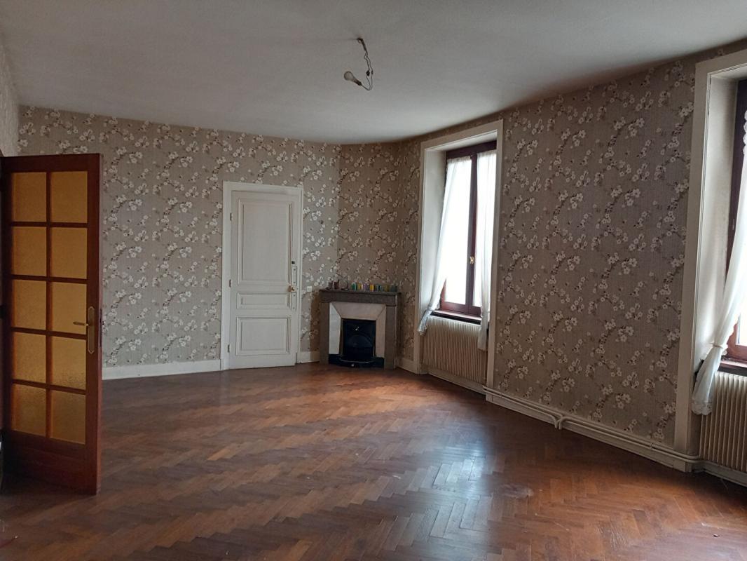 DUNIERES Dunières 43220 immeuble élevé sur caves comprenant trois niveaux plus combles aménageables sur 1148m² de terrain 13