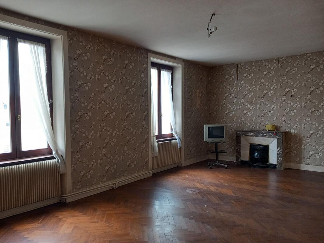 DUNIERES Dunières 43220 immeuble élevé sur caves comprenant trois niveaux plus combles aménageables sur 1148m² de terrain 14