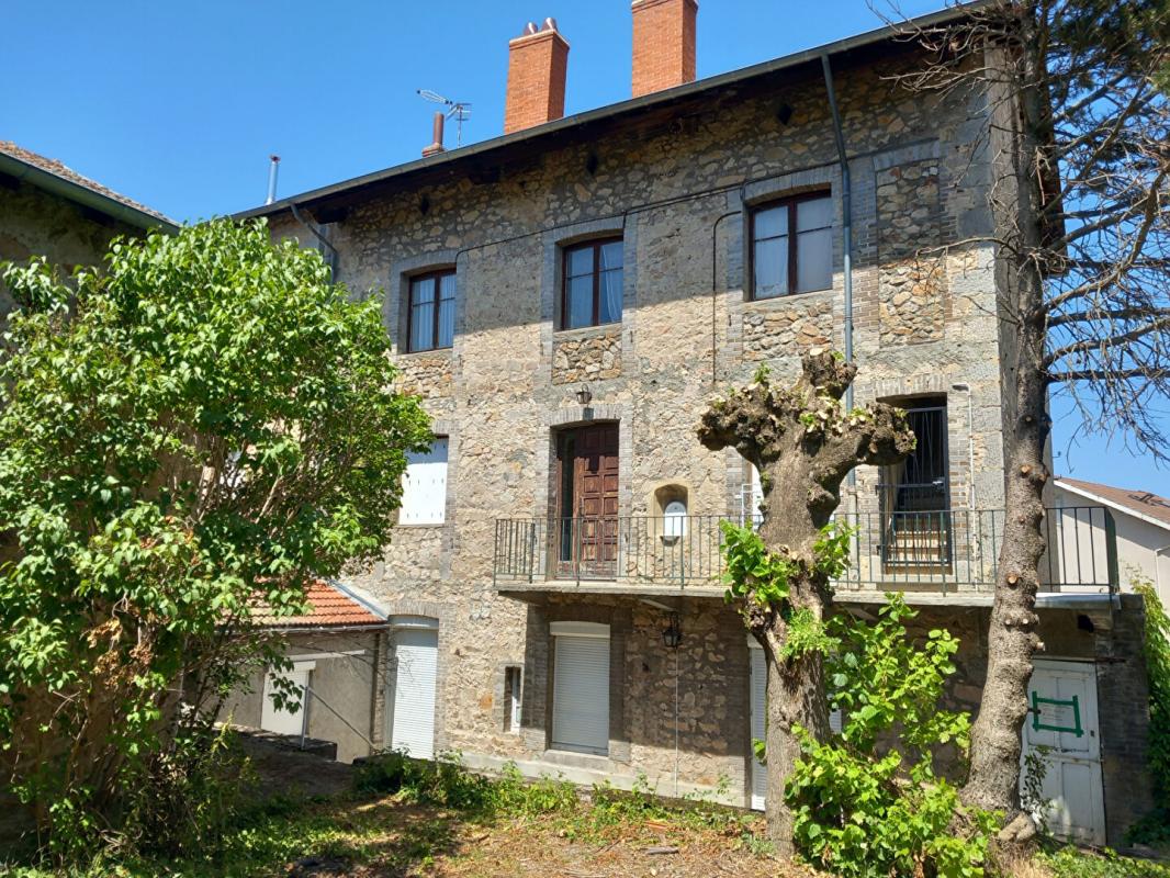 DUNIERES Dunières 43220 immeuble élevé sur caves comprenant trois niveaux plus combles aménageables sur 1148m² de terrain 18