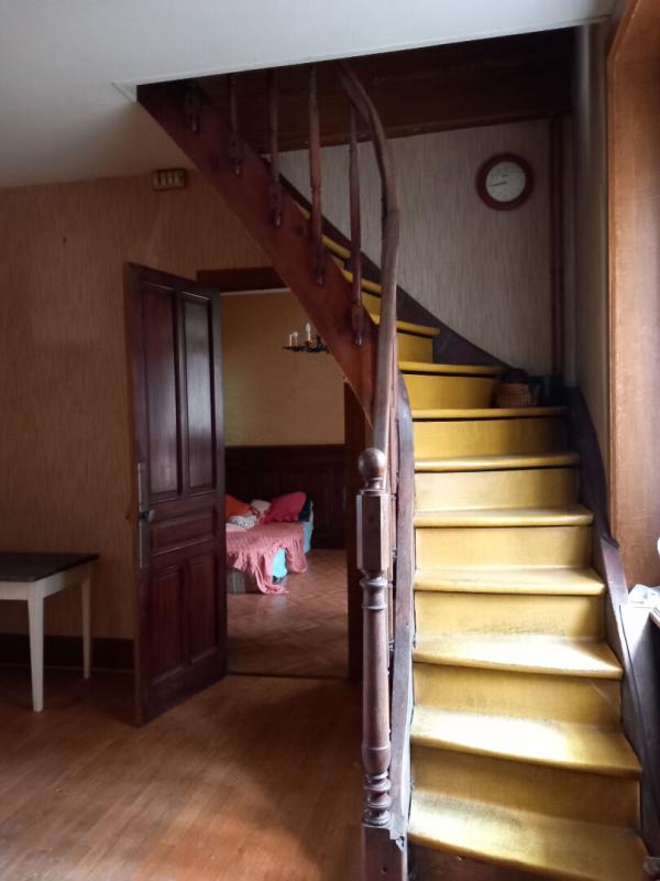 DUNIERES Dunières 43220 immeuble élevé sur caves comprenant trois niveaux plus combles aménageables sur 1148m² de terrain 7