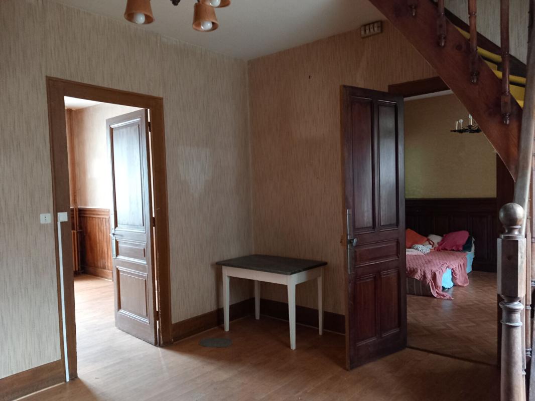 DUNIERES Dunières 43220 immeuble élevé sur caves comprenant trois niveaux plus combles aménageables sur 1148m² de terrain 8