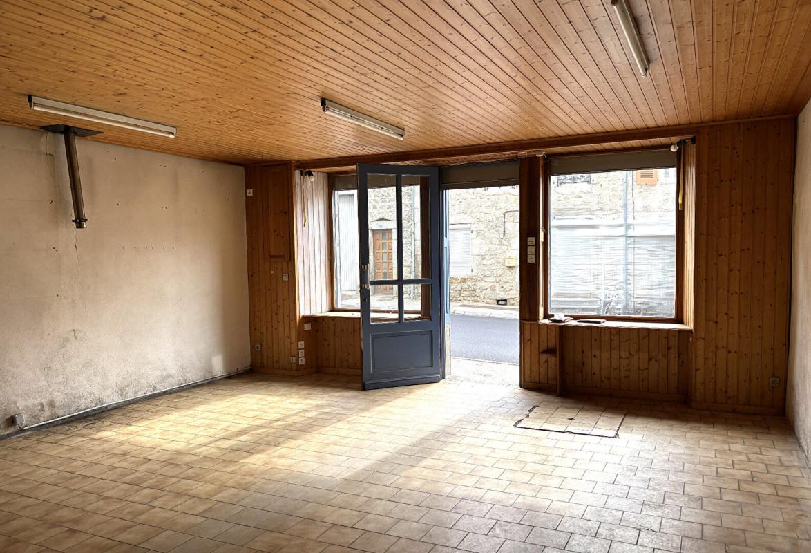 SAINT-ANTHEME Saint Anthème  63660 immeuble sur trois niveaux plus combles 180 m² 1
