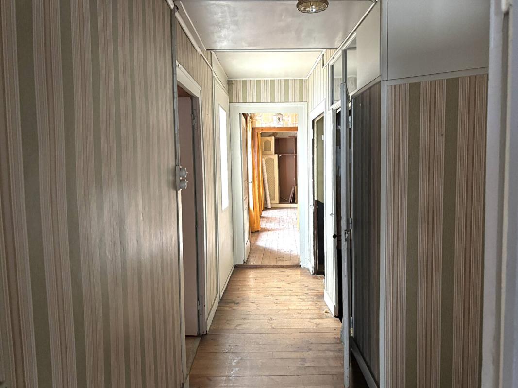 SAINT-ANTHEME Saint Anthème  63660 immeuble sur trois niveaux plus combles 180 m² 7