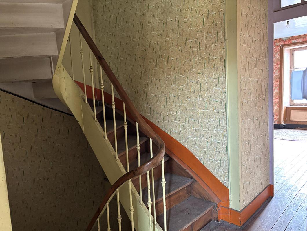 SAINT-ANTHEME Saint Anthème  63660 immeuble sur trois niveaux plus combles 180 m² 8