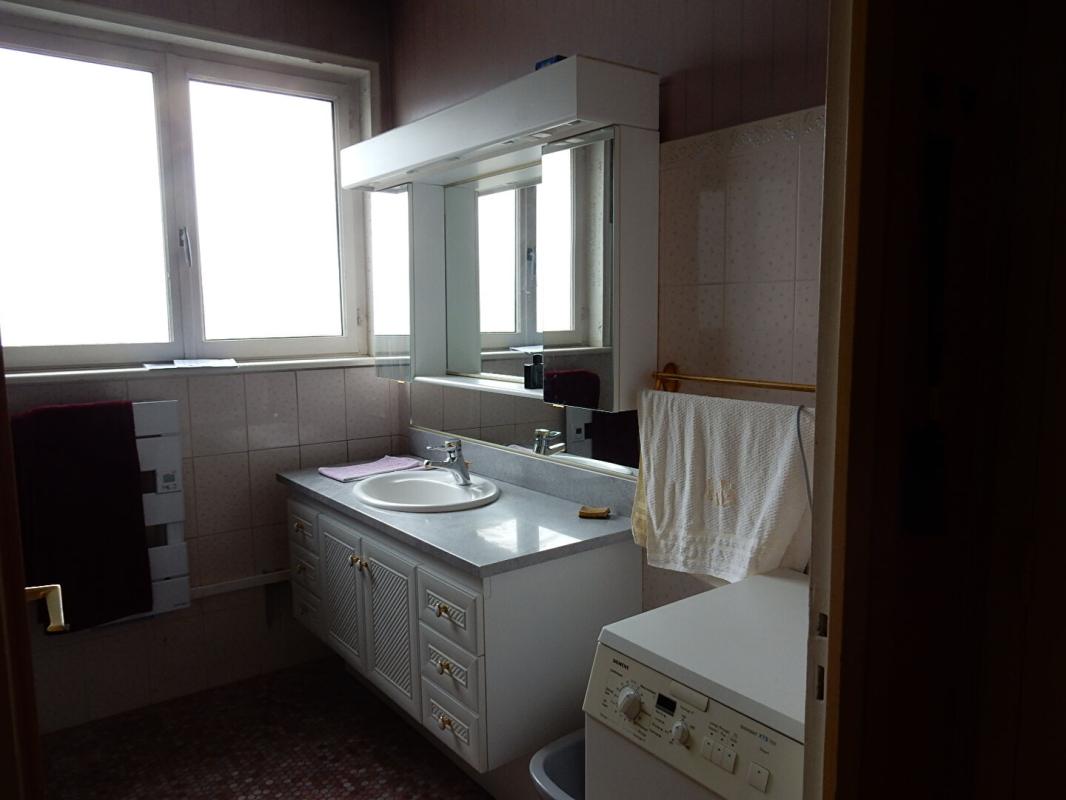 SAINT-JULIEN-CHAPTEUIL Saint-Julien-Chapteuil  43260  maison traditionnelle de 1972 sur deux niveaux élevés sur sous-sol  302 m² habitables 6 chambres sur 1613m² de terrain 10