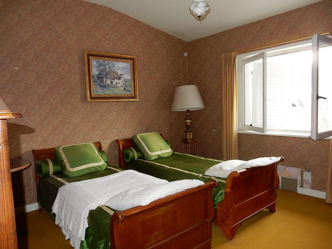 SAINT-JULIEN-CHAPTEUIL Saint-Julien-Chapteuil  43260  maison traditionnelle de 1972 sur deux niveaux élevés sur sous-sol  302 m² habitables 6 chambres sur 1613m² de terrain 12