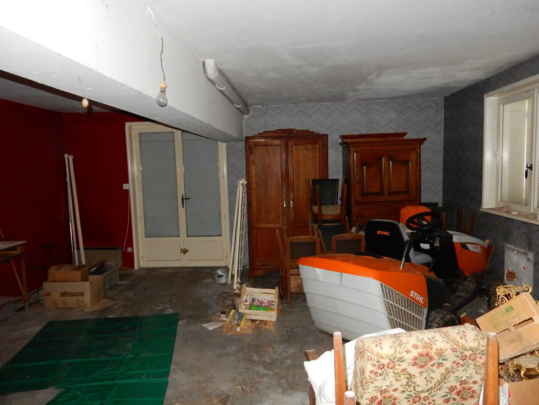 SAINT-JULIEN-CHAPTEUIL Saint-Julien-Chapteuil  43260  maison traditionnelle de 1972 sur deux niveaux élevés sur sous-sol  302 m² habitables 6 chambres sur 1613m² de terrain 15