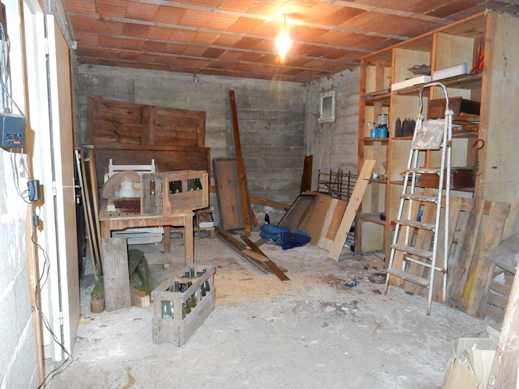 SAINT-JULIEN-CHAPTEUIL Saint-Julien-Chapteuil  43260  maison traditionnelle de 1972 sur deux niveaux élevés sur sous-sol  302 m² habitables 6 chambres sur 1613m² de terrain 16