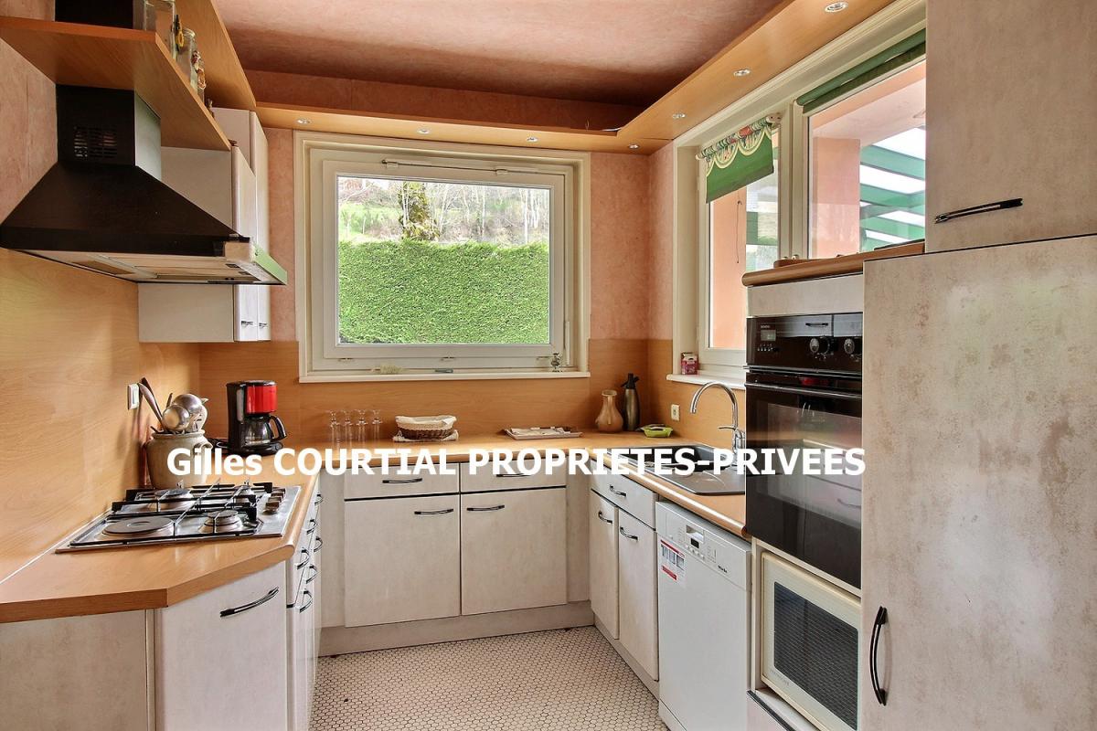 SAINT-JULIEN-CHAPTEUIL Saint-Julien-Chapteuil  43260  maison traditionnelle de 1972 sur deux niveaux élevés sur sous-sol  302 m² habitables 6 chambres sur 1613m² de terrain 7