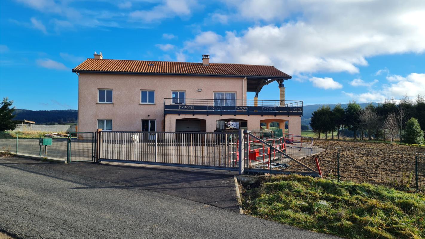 RIOTORD Entre Riotord 43220 et Marlhes 42660 maison sur sous-sol complet 175m² habitables 3/4 chambres sur 2643m² de terrain avec entrepôt indépendant de 160m²  idéal pour un artisan 1