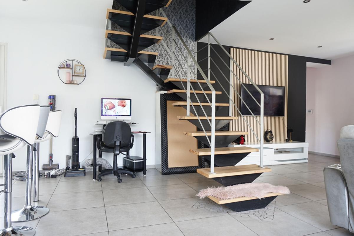 LE CHAMBON-FEUGEROLLES LE CHAMBON FEUGEROLLES 42500 Maison contemporaine de 2015 environ 130m² habitables 4 chambres, garage sur 496m² de terrain 13