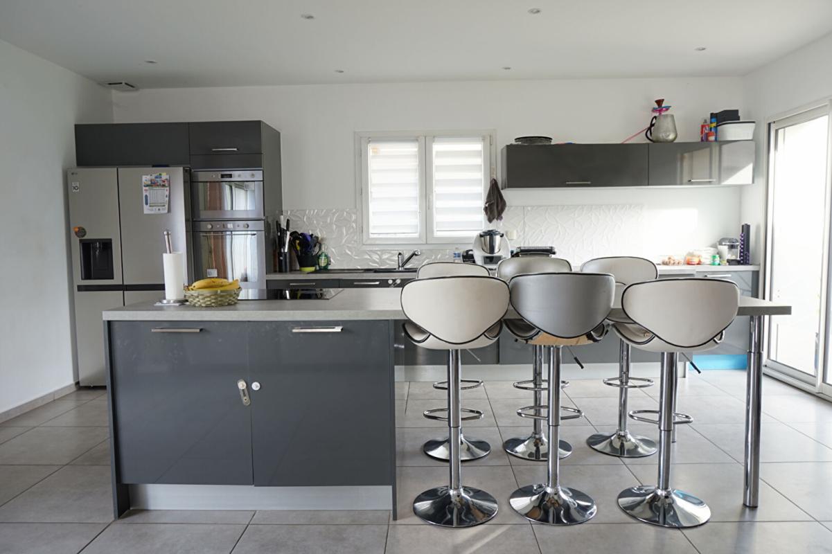 LE CHAMBON-FEUGEROLLES LE CHAMBON FEUGEROLLES 42500 Maison contemporaine de 2015 environ 130m² habitables 4 chambres, garage sur 496m² de terrain 14