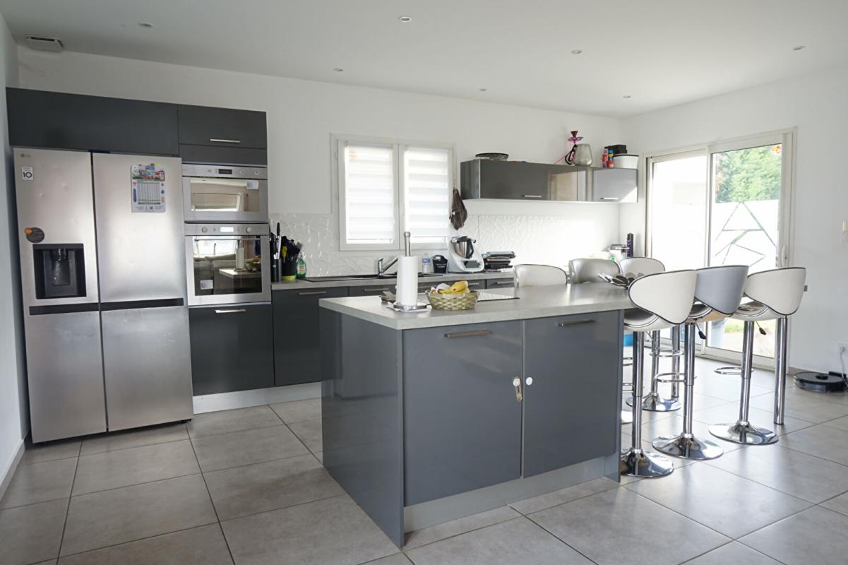 LE CHAMBON-FEUGEROLLES LE CHAMBON FEUGEROLLES 42500 Maison contemporaine de 2015 environ 130m² habitables 4 chambres, garage sur 496m² de terrain 15