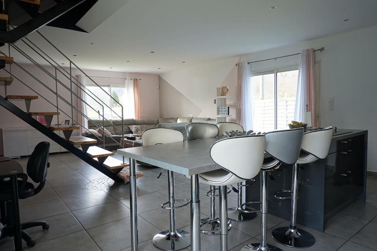 LE CHAMBON-FEUGEROLLES LE CHAMBON FEUGEROLLES 42500 Maison contemporaine de 2015 environ 130m² habitables 4 chambres, garage sur 496m² de terrain 16