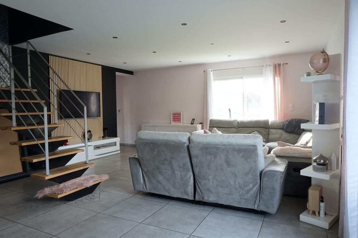 LE CHAMBON-FEUGEROLLES LE CHAMBON FEUGEROLLES 42500 Maison contemporaine de 2015 environ 130m² habitables 4 chambres, garage sur 496m² de terrain 17