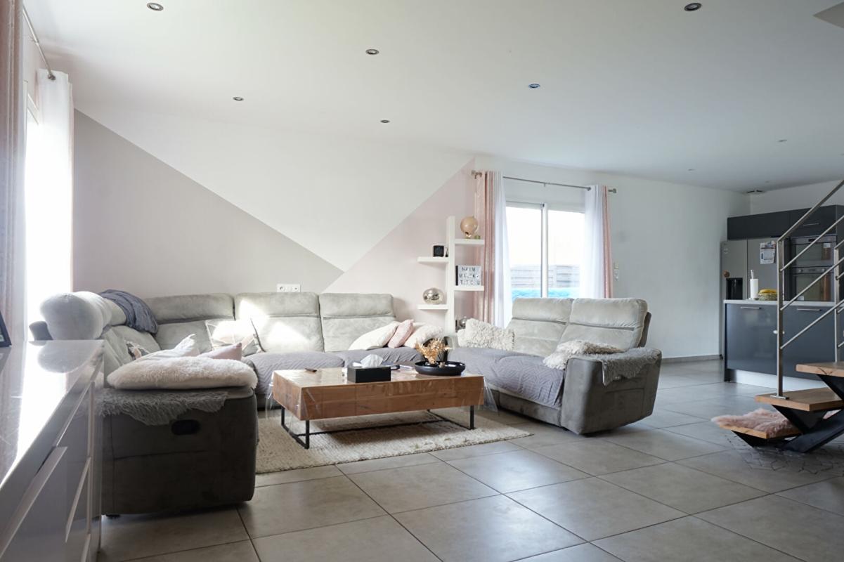 LE CHAMBON-FEUGEROLLES LE CHAMBON FEUGEROLLES 42500 Maison contemporaine de 2015 environ 130m² habitables 4 chambres, garage sur 496m² de terrain 18