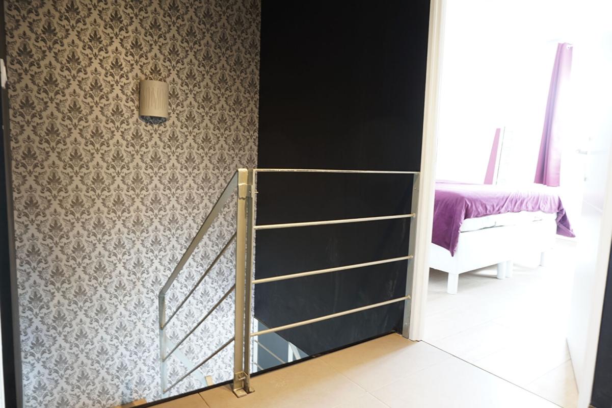 LE CHAMBON-FEUGEROLLES LE CHAMBON FEUGEROLLES 42500 Maison contemporaine de 2015 environ 130m² habitables 4 chambres, garage sur 496m² de terrain 5