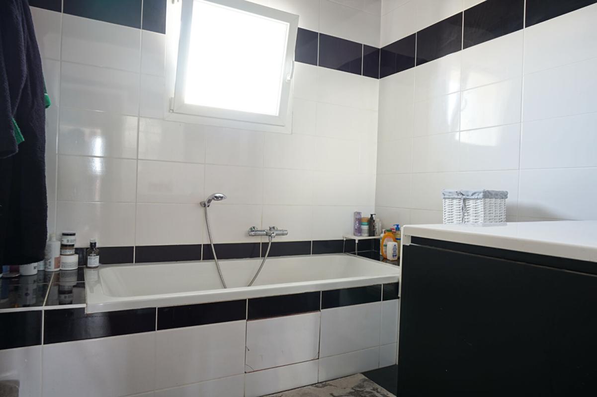 LE CHAMBON-FEUGEROLLES LE CHAMBON FEUGEROLLES 42500 Maison contemporaine de 2015 environ 130m² habitables 4 chambres, garage sur 496m² de terrain 6