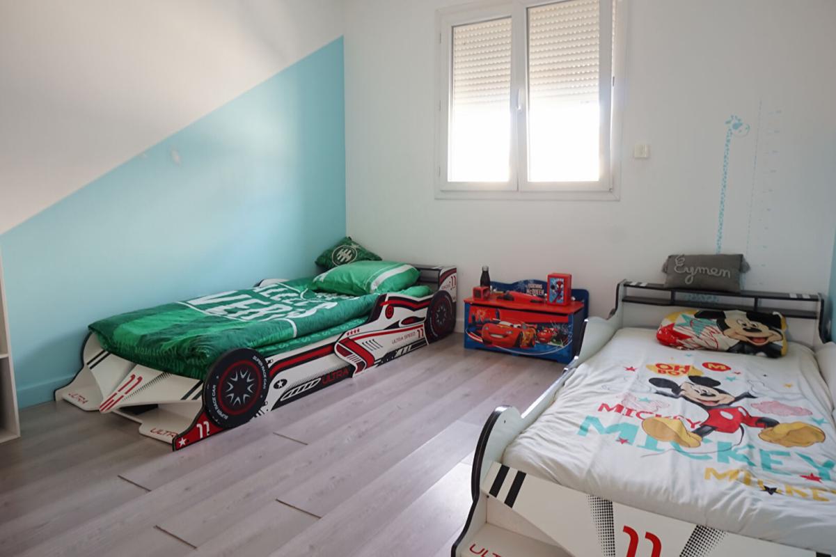 LE CHAMBON-FEUGEROLLES LE CHAMBON FEUGEROLLES 42500 Maison contemporaine de 2015 environ 130m² habitables 4 chambres, garage sur 496m² de terrain 7