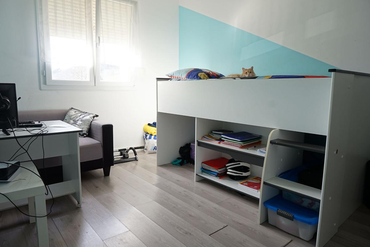 LE CHAMBON-FEUGEROLLES LE CHAMBON FEUGEROLLES 42500 Maison contemporaine de 2015 environ 130m² habitables 4 chambres, garage sur 496m² de terrain 8