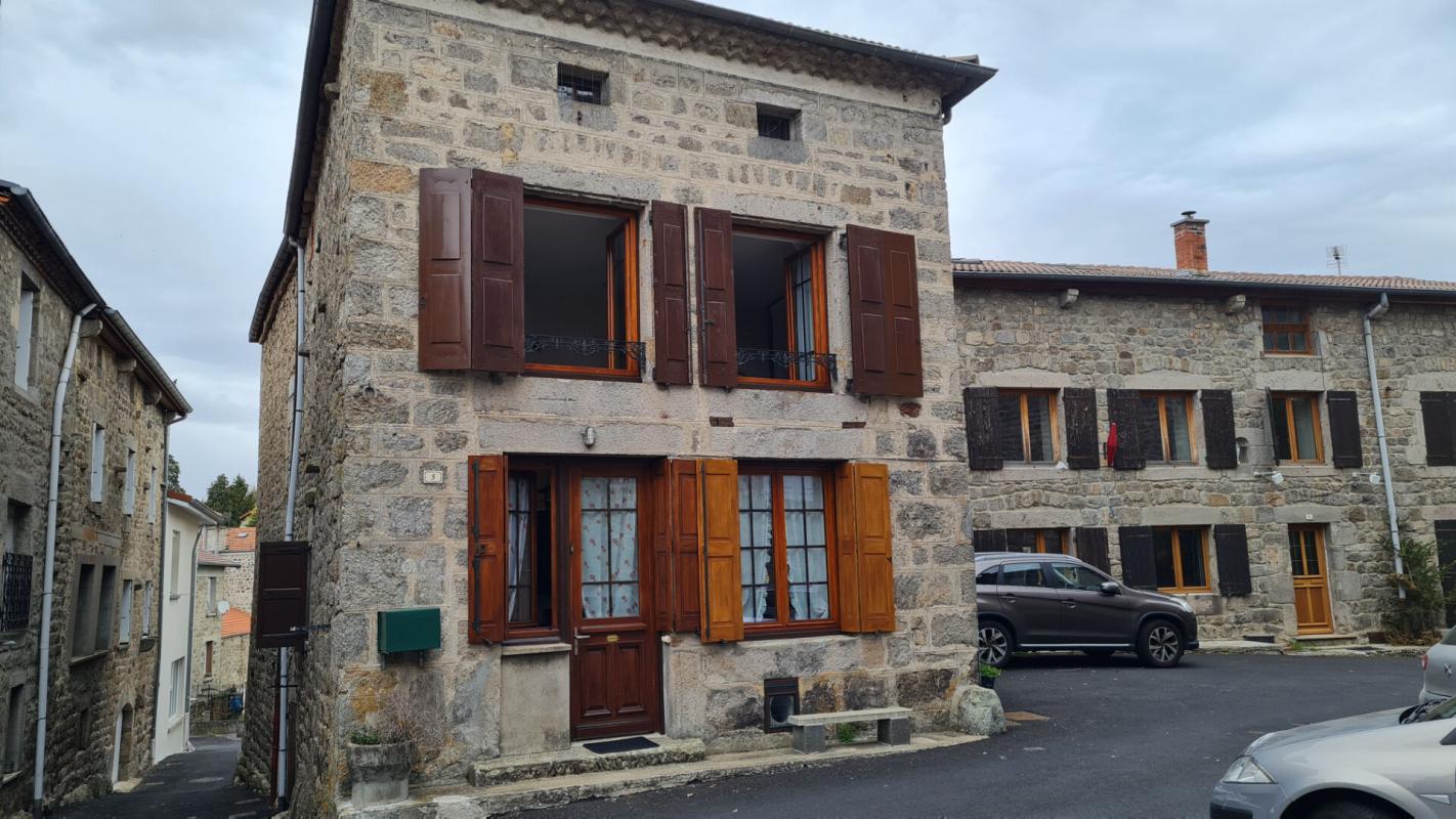 SAINT-ROMAIN-LACHALM Saint Romain Lachalm 43620 Centre bourg Maison de village en pierre à rénover 61m² habitables 11