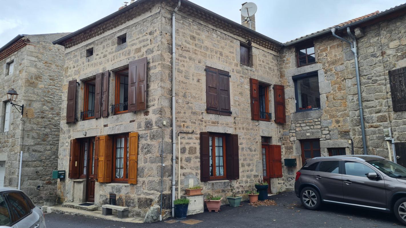 SAINT-ROMAIN-LACHALM Saint Romain Lachalm 43620 Centre bourg Maison de village en pierre à rénover 61m² habitables 12