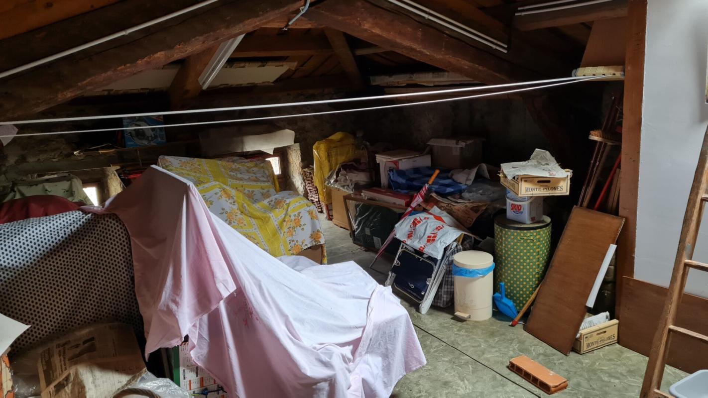 SAINT-ROMAIN-LACHALM Saint Romain Lachalm 43620 Centre bourg Maison de village en pierre à rénover 61m² habitables 8