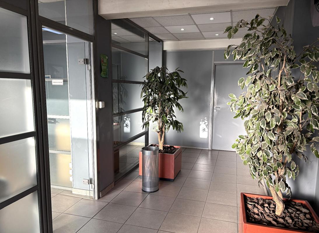 SAINT-ETIENNE ST ETIENNE Terrenoire. Local commercial ou professionnel au rez de chaussée d'un immeuble de 1984. 89m² 4
