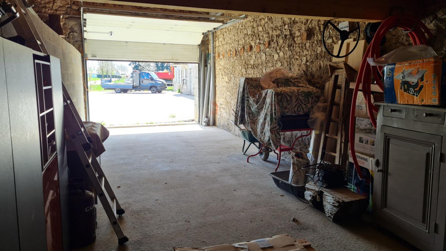 SAINT-VICTOR-MALESCOURS SAINT VICTOR MALESCOURS 43140  maison mitoyenne comprenant deux logements et deux garages environ 140m² 10