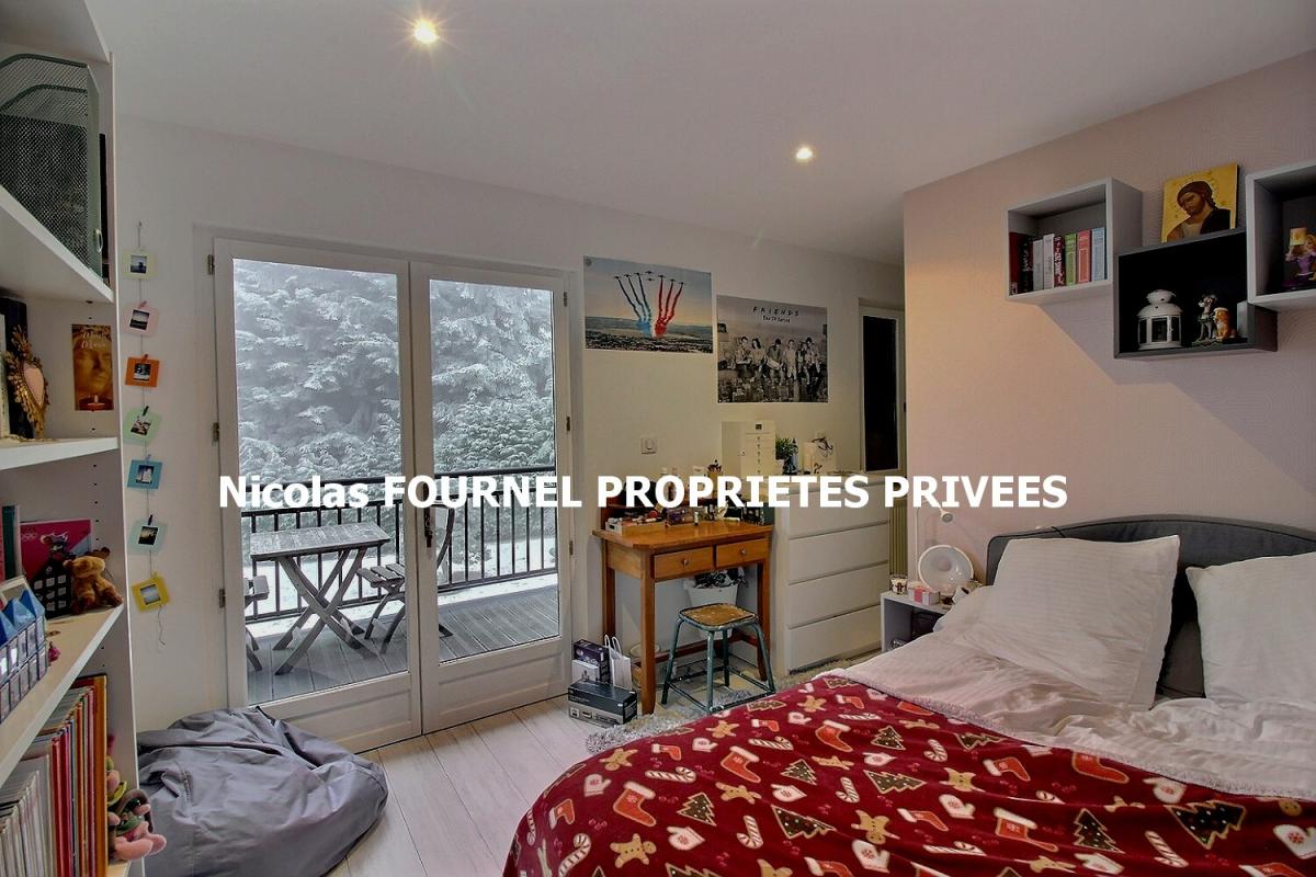 SAINT-GENEST-MALIFAUX En exclusivité Saint Genest Malifaux 42660 maison type chalet exposé Sud entièrement rénové entre 2016 et 2017 plus extension de 2017  150m² habitables 3 chambres sur 1876m² de terrain 11