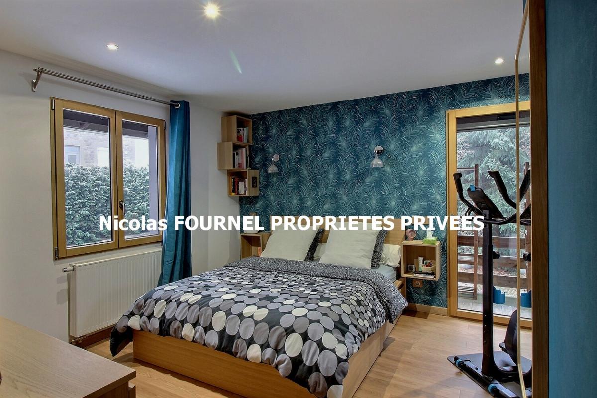 SAINT-GENEST-MALIFAUX En exclusivité Saint Genest Malifaux 42660 maison type chalet exposé Sud entièrement rénové entre 2016 et 2017 plus extension de 2017  150m² habitables 3 chambres sur 1876m² de terrain 12