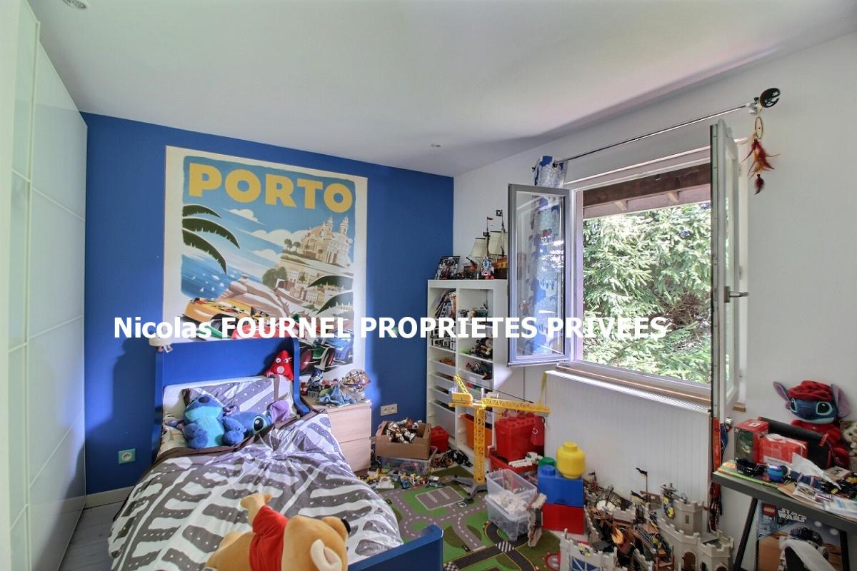SAINT-GENEST-MALIFAUX En exclusivité Saint Genest Malifaux 42660 maison type chalet exposé Sud entièrement rénové entre 2016 et 2017 plus extension de 2017  150m² habitables 3 chambres sur 1876m² de terrain 13
