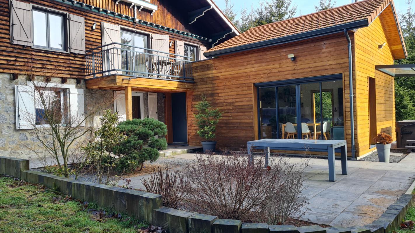 SAINT-GENEST-MALIFAUX En exclusivité Saint Genest Malifaux 42660 maison type chalet exposé Sud entièrement rénové entre 2016 et 2017 plus extension de 2017  150m² habitables 3 chambres sur 1876m² de terrain 17