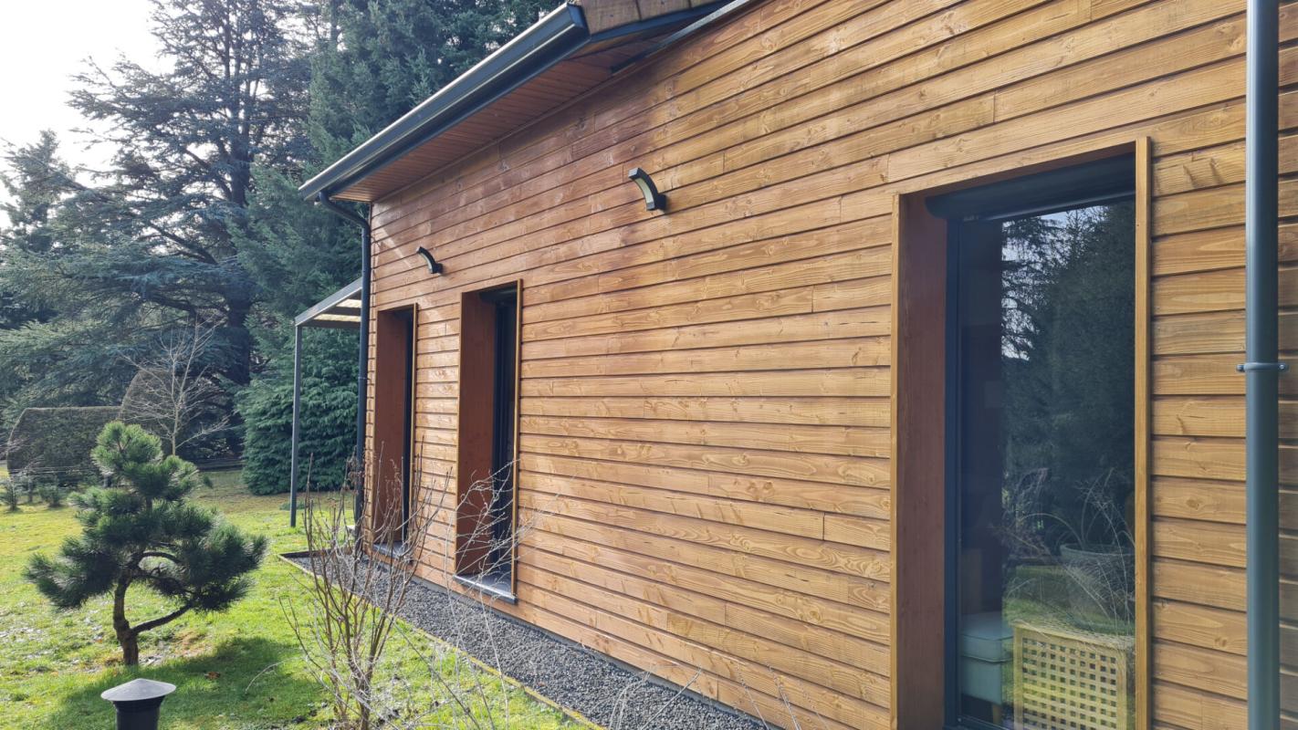 SAINT-GENEST-MALIFAUX En exclusivité Saint Genest Malifaux 42660 maison type chalet exposé Sud entièrement rénové entre 2016 et 2017 plus extension de 2017  150m² habitables 3 chambres sur 1876m² de terrain 18