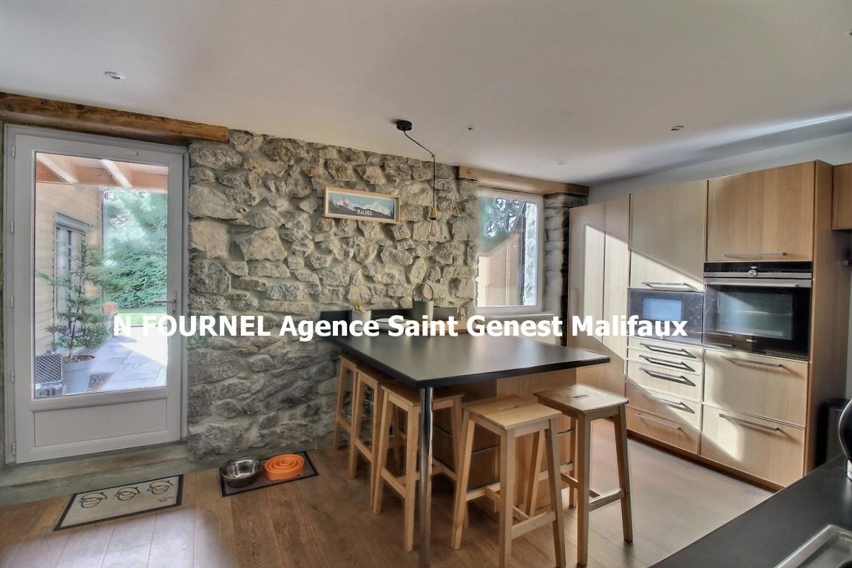 SAINT-GENEST-MALIFAUX En exclusivité Saint Genest Malifaux 42660 maison type chalet exposé Sud entièrement rénové entre 2016 et 2017 plus extension de 2017  150m² habitables 3 chambres sur 1876m² de terrain 7