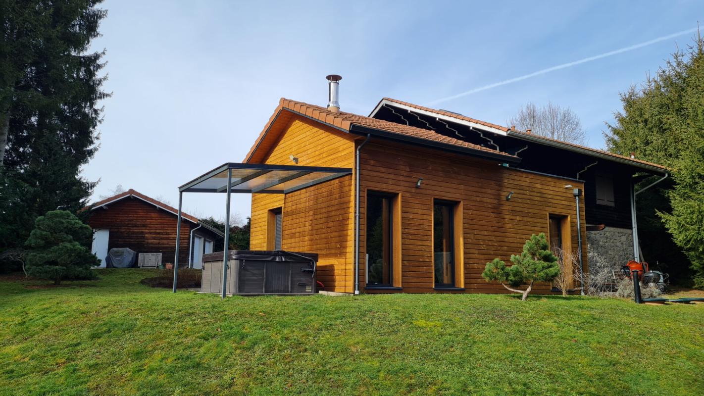 SAINT-GENEST-MALIFAUX En exclusivité Saint Genest Malifaux 42660 maison type chalet exposé Sud entièrement rénové entre 2016 et 2017 plus extension de 2017  150m² habitables 3 chambres sur 1876m² de terrain 8