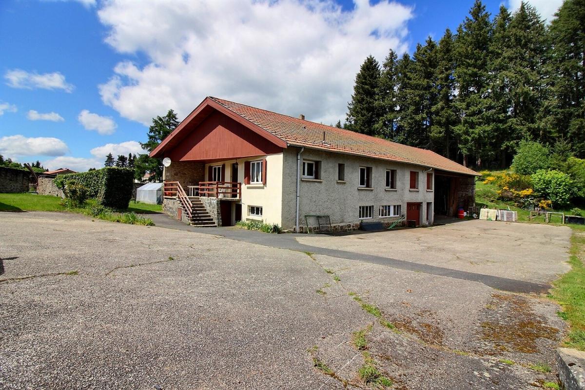 SAINT-ROMAIN-LACHALM Saint Romain Lachalm 700m² de bâtiments dont une maison d'habitation sur 1 hectare de terrain constructible 1