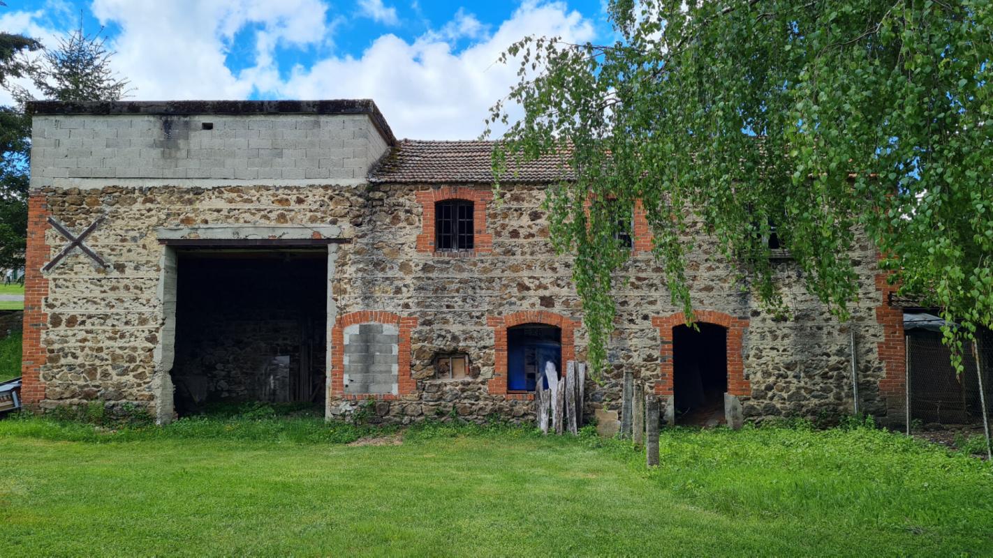 SAINT-ROMAIN-LACHALM Saint Romain Lachalm 700m² de bâtiments dont une maison d'habitation sur 1 hectare de terrain constructible 10