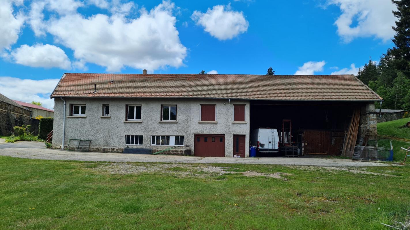 SAINT-ROMAIN-LACHALM Saint Romain Lachalm 700m² de bâtiments dont une maison d'habitation sur 1 hectare de terrain constructible 12