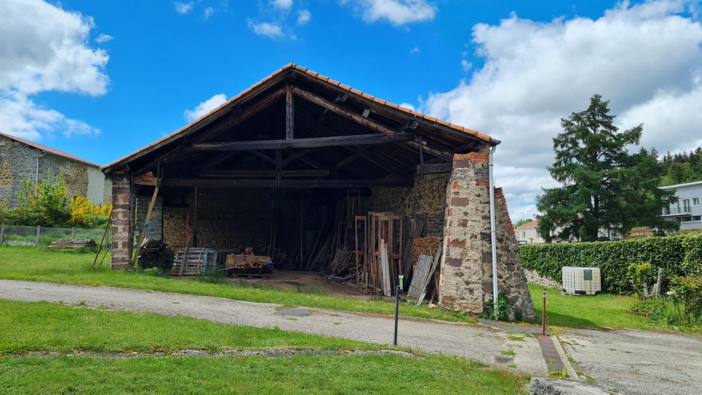 SAINT-ROMAIN-LACHALM Saint Romain Lachalm 700m² de bâtiments dont une maison d'habitation sur 1 hectare de terrain constructible 15